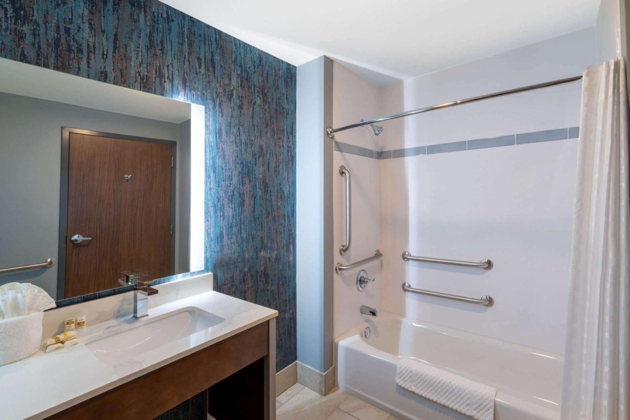 La Quinta Inn & Suites By Wyndham Louisville Ne - Old Henry Rd Dış mekan fotoğraf